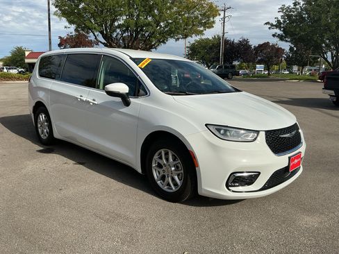 Used 2023 Chrysler Pacifica Touring-L FWD image 3