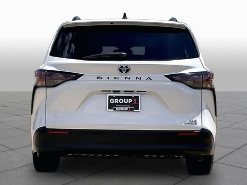 Used 2024 Toyota Sienna XLE FWD image 5