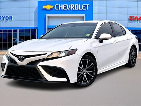Used 2022 Toyota Camry SE image 3