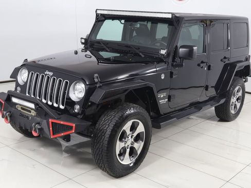 Used 2017 Jeep Wrangler Unlimited Sahara w/ Connectivity Group image 19