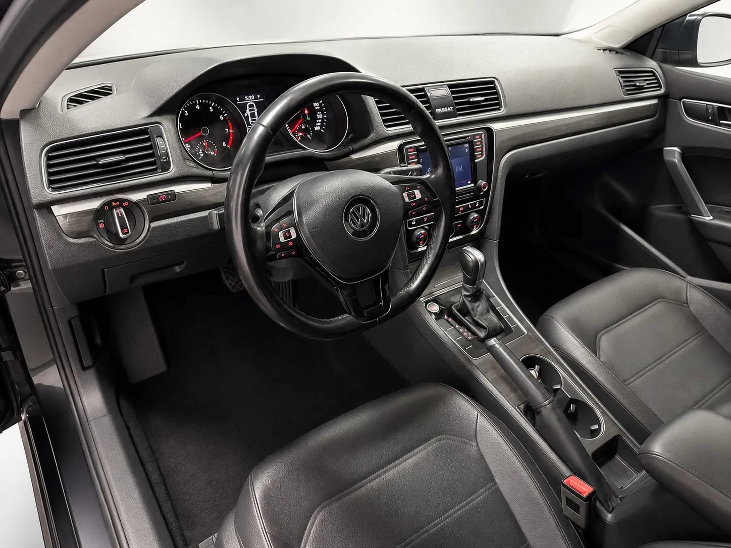 Used 2018 Volkswagen Passat 2.0T SE FWD image 9