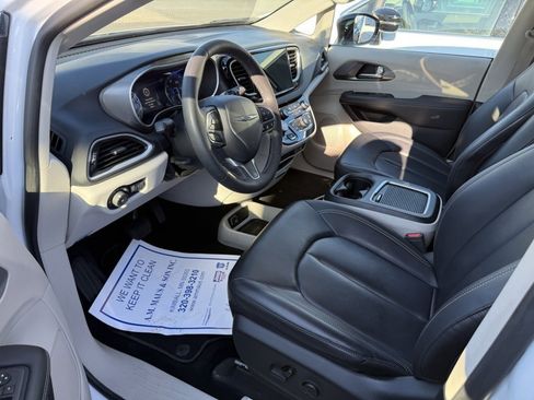 Used 2024 Chrysler Pacifica Touring-L image 10
