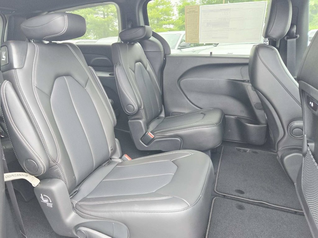 New 2026 Chrysler Pacifica Select w/ S Appearance Package FWD image 19