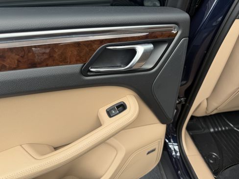 Certified 2023 Porsche Macan AWD/4WD image 19