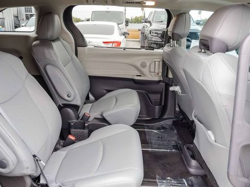Used 2024 Toyota Sienna XLE w/ XLE Plus Package FWD image 20