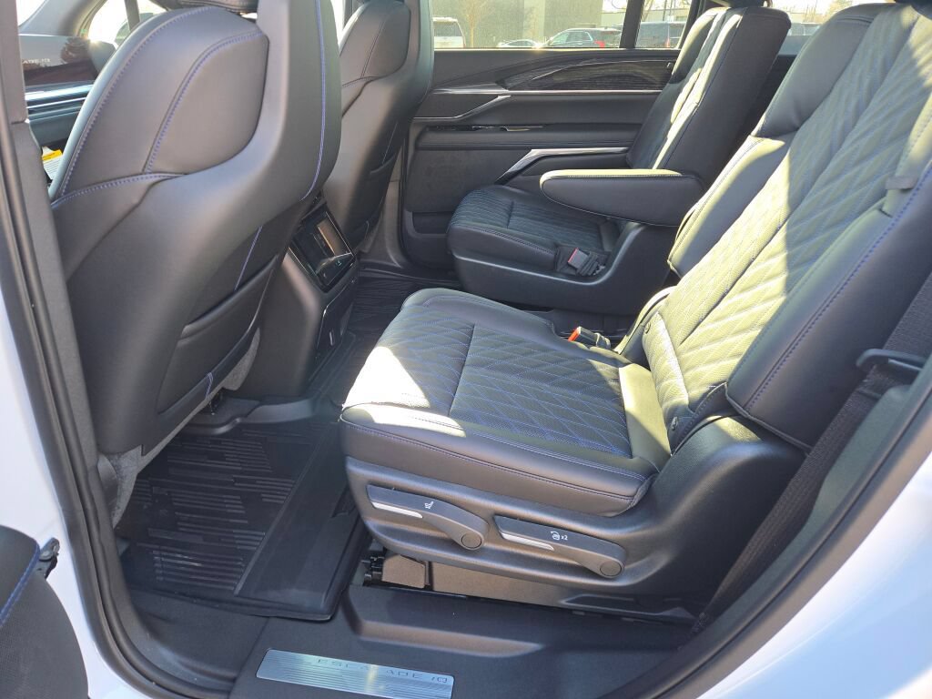 New 2026 Cadillac Escalade IQ Luxury 1 w/ LPO, Floor Liner Package AWD/4WD image 19