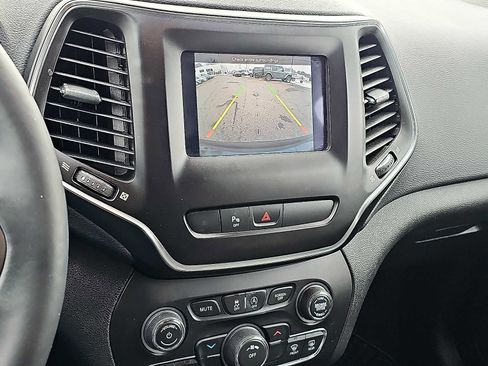 Used 2019 Jeep Cherokee Latitude Plus w/ Cold Weather Group image 18