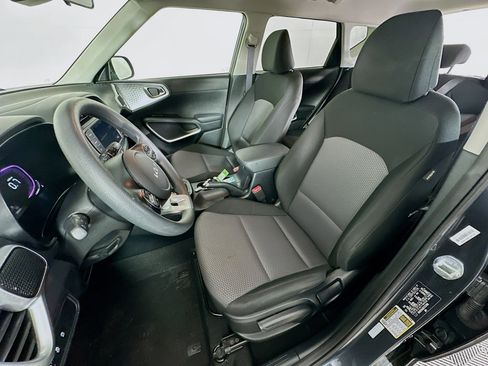 Used 2025 Kia Soul LX w/ LX Technology Package image 13