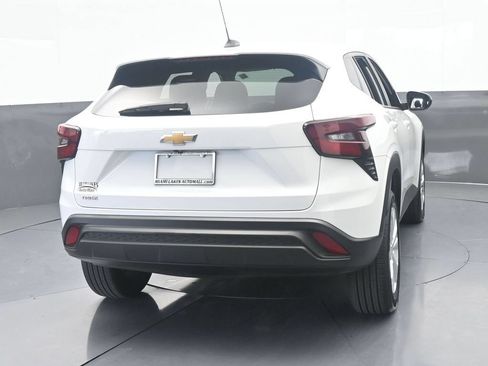 Used 2025 Chevrolet Trax LS FWD image 5