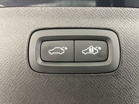 Used 2023 Volvo XC90 B6 Plus image 32