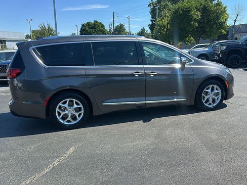 Used 2019 Chrysler Pacifica Limited FWD image 3
