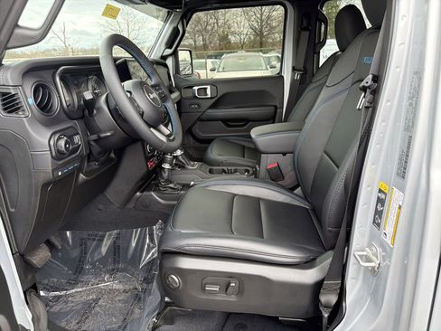 Used 2024 Jeep Wrangler Unlimited Rubicon 4xe image 12