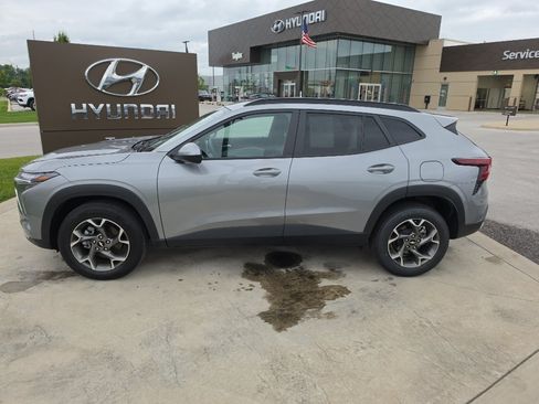 Used 2025 Chevrolet Trax LT FWD image 8