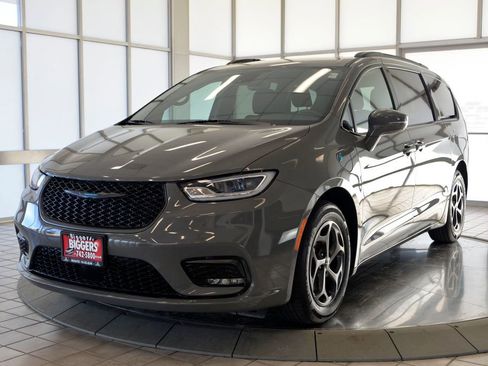 Used 2021 Chrysler Pacifica Touring w/ S Appearance Package image 4