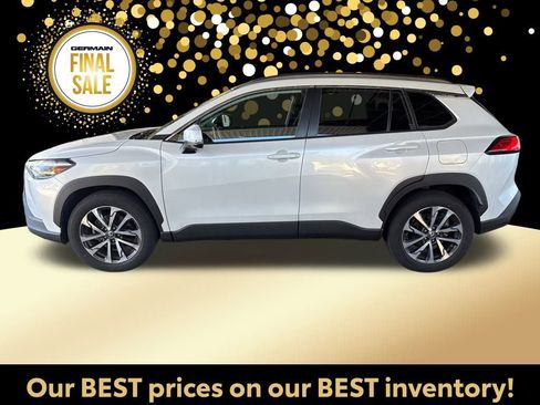 Certified 2022 Toyota Corolla Cross XLE image 3