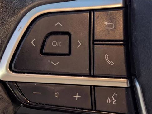 Used 2023 Toyota Highlander LE FWD image 8