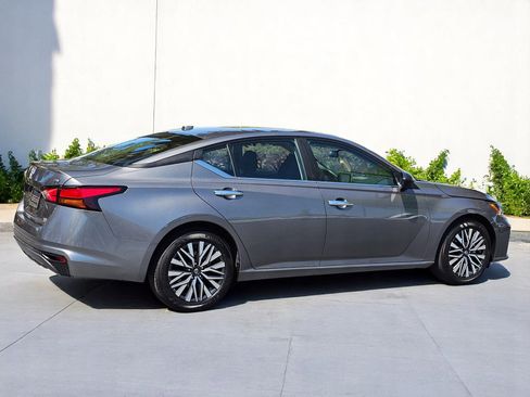 Used 2024 Nissan Altima 2.5 SV image 6