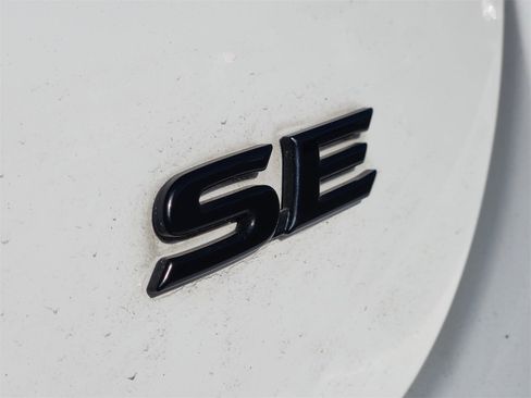 Used 2019 Toyota Camry SE image 10