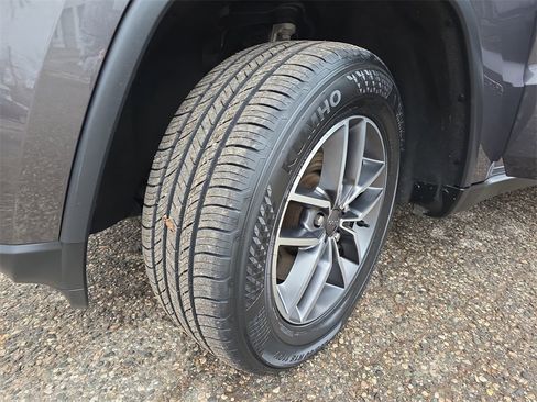 Used 2021 Jeep Grand Cherokee Laredo image 32