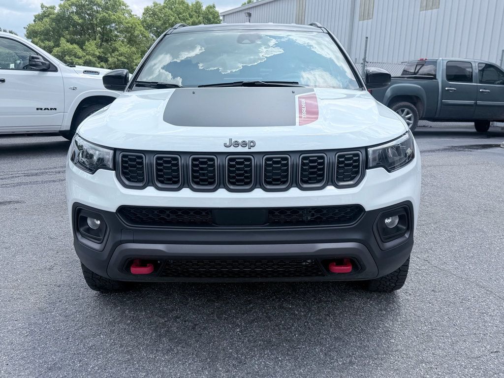 Used 2025 Jeep Compass Trailhawk AWD/4WD image 3