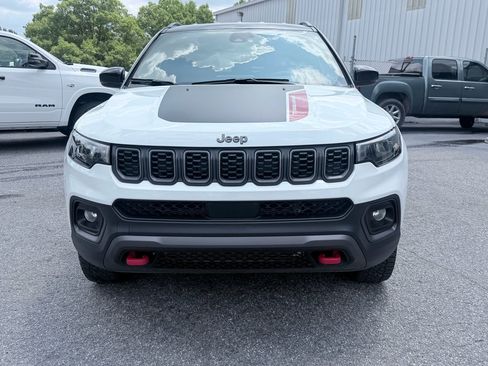 Used 2025 Jeep Compass Trailhawk AWD/4WD image 3