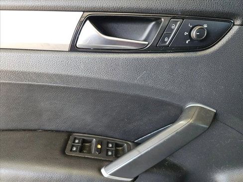 Used 2021 Volkswagen Passat 2.0T SE image 6