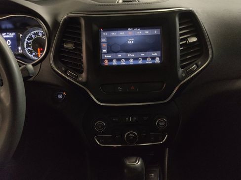 Used 2020 Jeep Cherokee Latitude Plus image 25