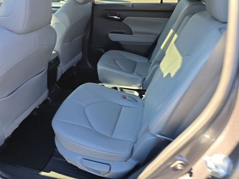 Used 2021 Toyota Highlander XLE image 10