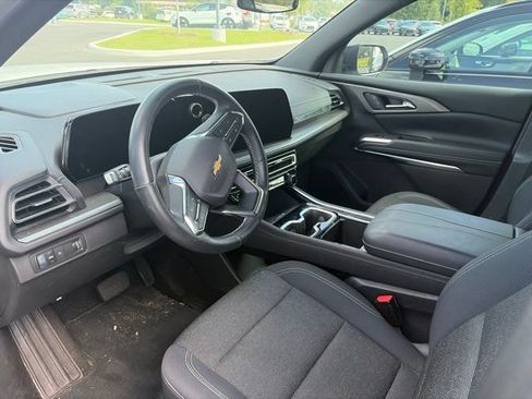 Used 2025 Chevrolet Traverse LT FWD image 5