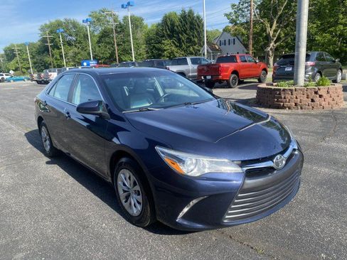 Used 2015 Toyota Camry LE FWD image 3