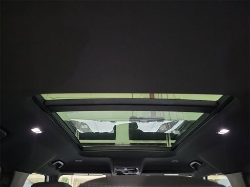 New 2025 Land Rover Defender 110 X-Dynamic SE image 27