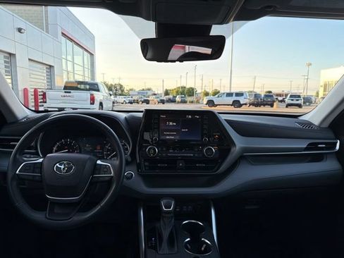 Used 2022 Toyota Highlander XLE AWD/4WD image 14