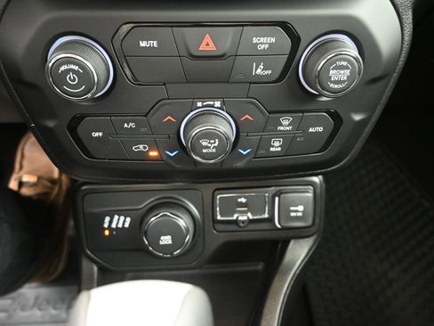 Used 2023 Jeep Renegade Altitude w/ Sun/Sound Group AWD/4WD image 19