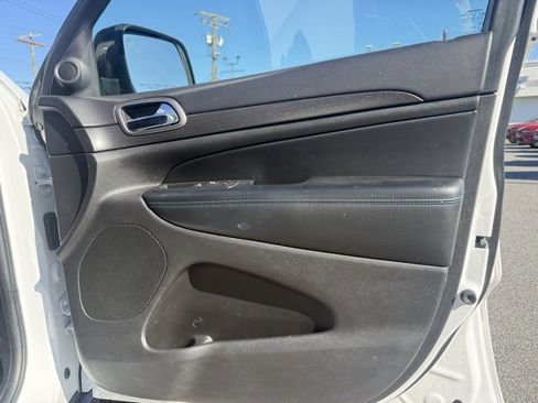 Used 2018 Jeep Grand Cherokee Laredo image 41