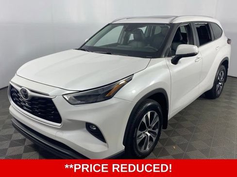 Used 2025 Toyota Highlander XLE AWD/4WD image 2