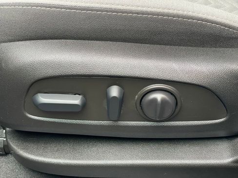 Used 2022 Chevrolet Equinox LT w/ Driver Convenience Package image 13