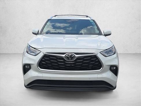 Used 2023 Toyota Highlander Limited FWD image 2