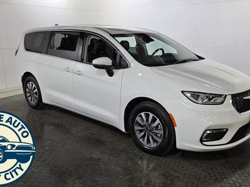 Used 2023 Chrysler Pacifica Touring-L FWD image 9