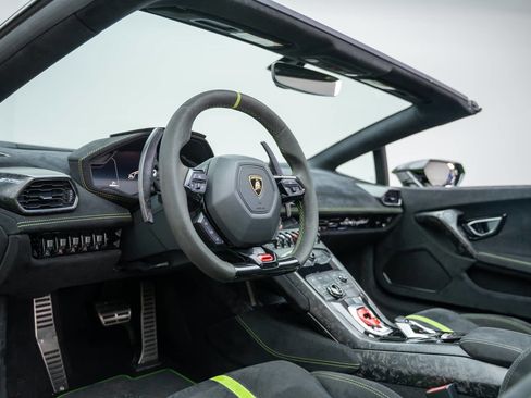 Used 2019 Lamborghini Huracan Performante AWD/4WD image 36