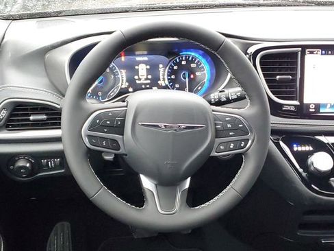 New 2026 Chrysler Pacifica Select image 7