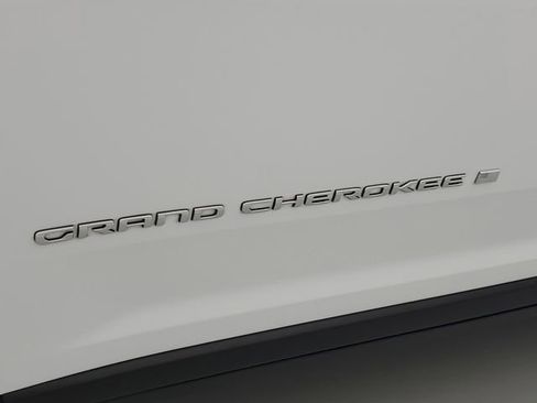 Used 2025 Jeep Grand Cherokee Laredo X RWD image 8