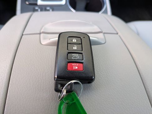 Used 2015 Toyota Highlander XLE image 30