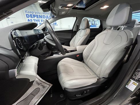 Used 2025 Hyundai Elantra Limited image 12