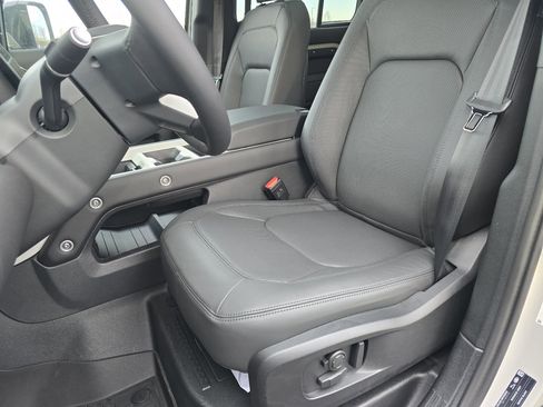 New 2026 Land Rover Defender 110 X-Dynamic SE image 38