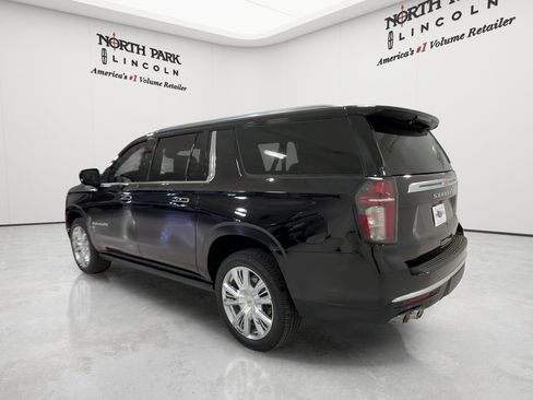 Used 2023 Chevrolet Suburban High Country w/ Premium Package RWD image 3