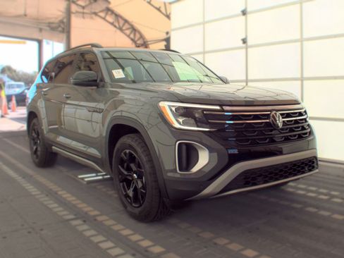 Used 2025 Volkswagen Atlas Peak Edition SE AWD/4WD image 5