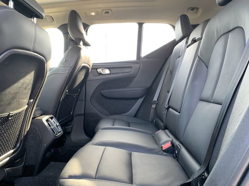 Used 2025 Volvo XC40 B5 Core image 32