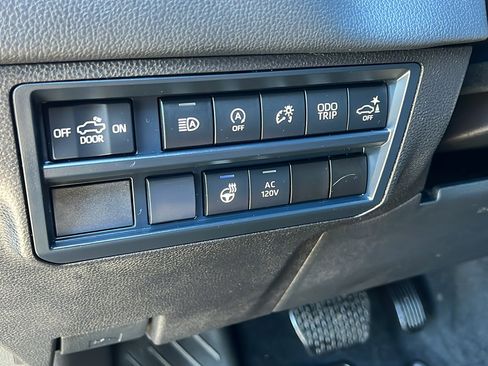 Used 2025 Toyota Tundra Limited AWD/4WD image 28