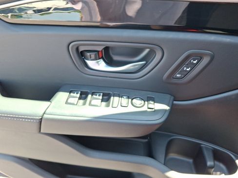 Certified 2025 Honda Pilot Touring image 15