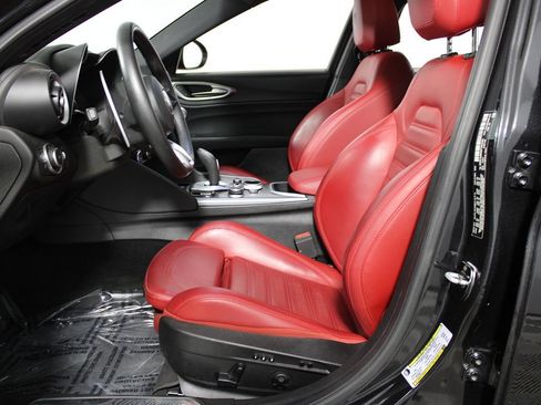 Used 2023 Alfa Romeo Giulia Veloce RWD image 9